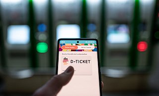 Wer ein Handyticket benutzt, ist dafür verantwortlich, dass er es vorzeigen kann: Der Handy-Akku sollte geladen und das Ticket auch ohne Internetverbindung sichtbar sein. - (c) Copyright 2023, dpa (www.dpa.de). Alle Rechte vorbehalten Wer ein Handyticket benutzt, ist dafür verantwortlich, dass er es vorzeigen kann: Der Handy-Akku sollte geladen und das Ticket auch ohne Internetverbindung sichtbar sein. - (c) Copyright 2023, dpa (www.dpa.de). Alle Rechte vorbehalten