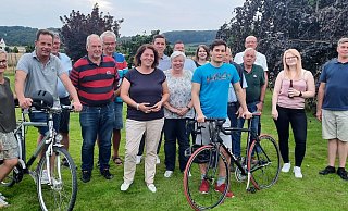 Das Foto zeigt Teilnehmer der Radtour (von links): Kerstin und Klaus Hansen, Rudi Stölting, Wolfgang Jedlicka, Uwe Pohl, Kerstin Vieregge, Jan-Helmut Johanning, Brigitte und Lutz Hermann, Katharina Kurt, Julian Dukart, Erhard Kirchhof, Helmut Johanning, Dietrich Neuser (dahinter), Esther Engelke und Michael Biermann. - Inge Stölting Das Foto zeigt Teilnehmer der Radtour (von links): Kerstin und Klaus Hansen, Rudi Stölting, Wolfgang Jedlicka, Uwe Pohl, Kerstin Vieregge, Jan-Helmut Johanning, Brigitte und Lutz Hermann, Katharina Kurt, Julian Dukart, Erhard Kirchhof, Helmut Johanning, Dietrich Neuser (dahinter), Esther Engelke und Michael Biermann. - Inge Stölting