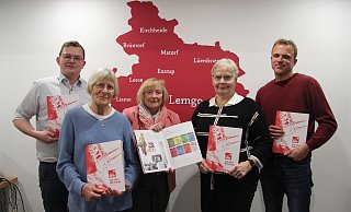 Präsentieren die frisch gedruckte Festschrift zum 125-jährigen Jubiläum der SPD: (von links) Julien Thiede, Renate Bauer, Heike Busse, Brigitte Stressenreuter und Dr. Florian Lueke. - Nadine Uphoff
