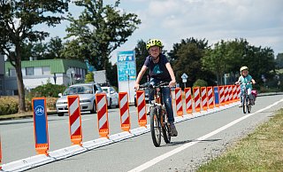 So könnte ein Schutzstreifen für die Radfahrer in der sanierten Ortsdurchfahrt aussehen, wenn es nach den Wünschen des ADFC geht. - Marianne Schwarzer So könnte ein Schutzstreifen für die Radfahrer in der sanierten Ortsdurchfahrt aussehen, wenn es nach den Wünschen des ADFC geht. - Marianne Schwarzer