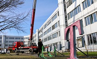 Mit dem Abbau des Telekom-Logos im April 2021 verschwand der letzte Hinweis auf die ursprüngliche Nutzung des Gebäudes. - Archivfoto: Yvonne Glandien Mit dem Abbau des Telekom-Logos im April 2021 verschwand der letzte Hinweis auf die ursprüngliche Nutzung des Gebäudes. - Archivfoto: Yvonne Glandien