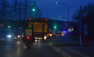 Einsatzfahrzeuge von DRK, Johannitern und Maltesern, der Feuerwehr sowie des Technischen Hilfswerks üben das Fahren im Verband. - Jörn Fries