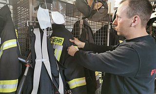 Freut sich auf die Schwarz-Weiß-Trennung und mehr Platz in den Spinden seiner Aktiven in der Feuerwache im Kälbertal: Barntrups Wehrführer Stefan Jakob. - Sylvia Frevert