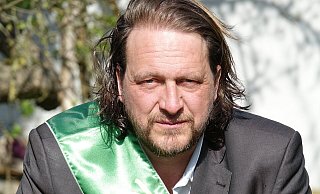 Jan Philip Scheibe ist gebürtiger Lemgoer. Auf einer Wanderung sammelt der Perfformance-Künstler Lebensmittel auf Höfen und in der Natur. Am Ende seiner Tour teilt er das Essen mit Besuchern. - Archivfoto: Axel Bürger Jan Philip Scheibe ist gebürtiger Lemgoer. Auf einer Wanderung sammelt der Perfformance-Künstler Lebensmittel auf Höfen und in der Natur. Am Ende seiner Tour teilt er das Essen mit Besuchern. - Archivfoto: Axel Bürger