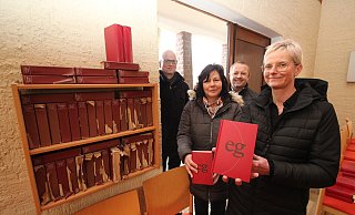 Alt wird gegen neu getauscht: Neue evangelische Gesangbücher zeigen Ute Volkmann (rechts) und Andrea Batzer von der Gemeinde Kalletal. Links sind die alten Exemplare zu sehen. Besonders froh ist Pfarrer Martin Benker (links). Mit im Bild ist Bürgermeister Mario Hecker. - Jens Rademacher Alt wird gegen neu getauscht: Neue evangelische Gesangbücher zeigen Ute Volkmann (rechts) und Andrea Batzer von der Gemeinde Kalletal. Links sind die alten Exemplare zu sehen. Besonders froh ist Pfarrer Martin Benker (links). Mit im Bild ist Bürgermeister Mario Hecker. - Jens Rademacher