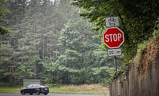 In der Vergangenheit hat es an der Kreuzung Waldstraße/Am Ehberg schon häufiger Unfälle mit Radfahrern gegeben. Straßen.NRW hat an der Stelle deshalb neue Hinweisschilder für Autofahrer angebracht. - Raphael Bartling In der Vergangenheit hat es an der Kreuzung Waldstraße/Am Ehberg schon häufiger Unfälle mit Radfahrern gegeben. Straßen.NRW hat an der Stelle deshalb neue Hinweisschilder für Autofahrer angebracht. - Raphael Bartling