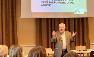 Referent Alexander Korittko spricht über das Thema „Umgang nach Gewalt oder Neuanfang ohne Angst?“. - Kooperationsgremium für Lippe gegen häusliche Gewalt