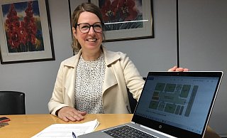 Fachbereichsleiterin Katja Mönnigmann-Steinbeck zeigt auf dem Rechner den Grundriss einer Schule in Cluster-Bauweise. So ähnlich könnte auch die fünfzügige Grundschule in Bad Salzuflen aussehen. - Sven Kienscherf Fachbereichsleiterin Katja Mönnigmann-Steinbeck zeigt auf dem Rechner den Grundriss einer Schule in Cluster-Bauweise. So ähnlich könnte auch die fünfzügige Grundschule in Bad Salzuflen aussehen. - Sven Kienscherf