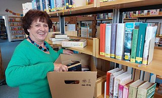 Petra Opel, ehrenamtliche Leiterin der Stadtbücherei Schieder, bereitet den Umzug vor. Gemeinsam mit ihrem Team wird sie insgesamt rund 6000 Bücher in Kartons verstauen müssen. - Michaela Weiße Petra Opel, ehrenamtliche Leiterin der Stadtbücherei Schieder, bereitet den Umzug vor. Gemeinsam mit ihrem Team wird sie insgesamt rund 6000 Bücher in Kartons verstauen müssen. - Michaela Weiße