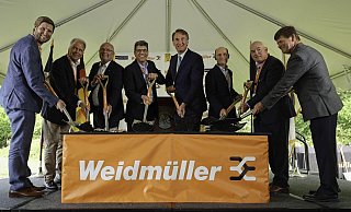Den offiziellen Spatenstich feierte das Unternehmen vor wenigen Tagen mit Virginias Gouverneur Glenn Youngkin (Vierter von rechts) in Richmond. - Weidmüller Den offiziellen Spatenstich feierte das Unternehmen vor wenigen Tagen mit Virginias Gouverneur Glenn Youngkin (Vierter von rechts) in Richmond. - Weidmüller