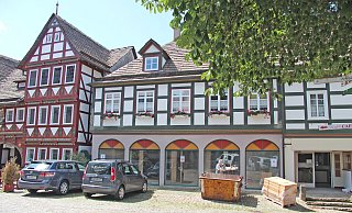 Wenn die Schaufenster entfernt werden und die Häuserfassade zwei Meter nach hinten versetzt wird, entstehen unter der Arladen 16 überdachte Sitzplätze für die Café-Besucher. - Silke Buhrmester