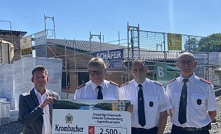 Beim der symbolischen Scheckübergabe vor dem Bau des neuen Gerätehauses: (von links) Julian Kracht von der Krombacher Brauerei mit Thorsten Mühlenhof, Marco Tölle und Rüdiger Thalke von der Freiwilligen Feuerwehr Schieder-Schwalenberg. - Peter Lemm /Krombacher
