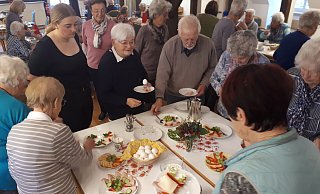 Das geschmackvoll angerichtete Buffet wird umringt von „hungrigen Gästen". - AWO Blomberg
