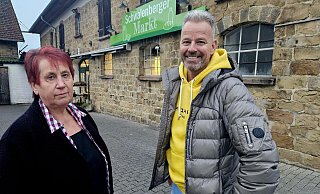 Für Dagmar Redmann (69) ist der Schwalenberger Markt seit 28 Jahren feste Arbeits- und Wirkungsstätte. Nun möchte die Schwalenbergerin in den Ruhestand gehen. Eigentümer Thomas Grytz (52) sucht daher jetzt eine Nachfolge. - Janet König Für Dagmar Redmann (69) ist der Schwalenberger Markt seit 28 Jahren feste Arbeits- und Wirkungsstätte. Nun möchte die Schwalenbergerin in den Ruhestand gehen. Eigentümer Thomas Grytz (52) sucht daher jetzt eine Nachfolge. - Janet König