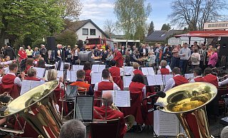 Volles Haus: Hunderte Besucher begr&uuml;&szlig;en den Mai auf Platz vor der Feuerwache. - Martin Hostert