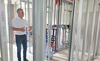 So sieht das aus, wenn der Trockenbau für die sanitären Anlagen fertig ist. Beigeordneter Thorsten Paulussen hat den Fortschritt in der Unterkunft Bredestraße 5 in einem Pressegespräch vorgestellt. - Astrid Sewing