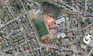 Diese drei möglichen Standorte (von sechs) für den Neubau einer Sporthalle , hatte ein Stadtplanungsbüro für die Gemeinde Schlangen ermittelt. Standort 1 (rot) bekam dabei die meisten Punkte, Standort 2 (gelb) landete auf dem 4. Platz, Standort 3 (blau) auf dem 5. Platz. Ein Arbeitskreis hat sich nun für den blauen Standort ausgesprochen. Das passt der Politik gar nicht. Sie möchte das Wäldchen schützen. - Geodaten NRW