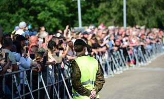 Die Bilanz der Bundeswehr zum Tag der offenen Tür fällt positiv aus. Bei der An- und Abreise der über 30.000 Besucher kam es allerdings zu Problemen. - Nicole Ellerbrake Die Bilanz der Bundeswehr zum Tag der offenen Tür fällt positiv aus. Bei der An- und Abreise der über 30.000 Besucher kam es allerdings zu Problemen. - Nicole Ellerbrake