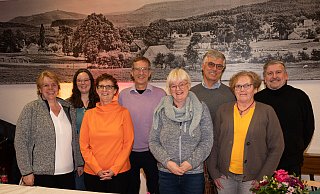 Leiten den Heimat- und Verkehrsverin Pivitsheide VL: Peggy Sommerkamp, Katharina Mowitz, Kirsten Schmidt, Dietmar Buchholz, Heike Woywod, Dirk Mellies, Kirsten Rabe und Rüdiger Scheuß (von links). - © Friedrich-Wilhelm Golüke Leiten den Heimat- und Verkehrsverin Pivitsheide VL: Peggy Sommerkamp, Katharina Mowitz, Kirsten Schmidt, Dietmar Buchholz, Heike Woywod, Dirk Mellies, Kirsten Rabe und Rüdiger Scheuß (von links). - © Friedrich-Wilhelm Golüke