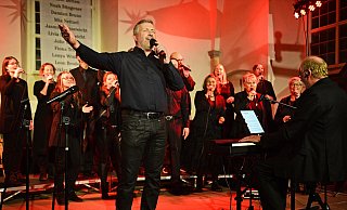 Der Chor Gospel SeleXion hat die Gäste in der Wöbbeler Kirche mit seiner Darbietung begeistert. - Nicole Ellerbrake Der Chor Gospel SeleXion hat die Gäste in der Wöbbeler Kirche mit seiner Darbietung begeistert. - Nicole Ellerbrake