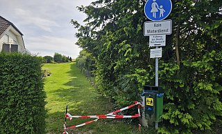 Die Stadt hat das Hinweisschild aufgestellt - demnach wäre der Weg frei. - Astrid Sewing