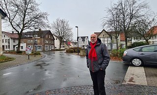 Hartmut Baack an der Kreuzung Braker Mitte/ Niedernhof. - Nadine Uphoff