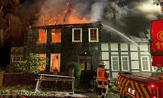 Das Feuer hat sich am 21. November 2022 durch das alte Bauernhaus im Ortsteil Wüsten gefressen. Die Feuerwehr konnte ein Übergreifen auf Teile der Scheune durch eine Riegelstellung verhindern. Archivfoto: Daniel Hobein / Feuerwehr Bad Salzuflen - Foto: Daniel Hobein / Feuerwehr Bad Salzuflen Das Feuer hat sich am 21. November 2022 durch das alte Bauernhaus im Ortsteil Wüsten gefressen. Die Feuerwehr konnte ein Übergreifen auf Teile der Scheune durch eine Riegelstellung verhindern. Archivfoto: Daniel Hobein / Feuerwehr Bad Salzuflen - Foto: Daniel Hobein / Feuerwehr Bad Salzuflen