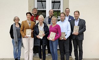 Stellen die neue Publikation des Detmolder Freilichtmuseums vor: Silke Wilmsmeier (von links), Dr. Marie Luisa Allemeyer, Ulrich Schmidt, Philipp Loss, Anne Loss, Angela Josephs, Ralf Loss, Günter Vogt und Prof. Dr. Jan Carstensen. - LWL/Stuke Stellen die neue Publikation des Detmolder Freilichtmuseums vor: Silke Wilmsmeier (von links), Dr. Marie Luisa Allemeyer, Ulrich Schmidt, Philipp Loss, Anne Loss, Angela Josephs, Ralf Loss, Günter Vogt und Prof. Dr. Jan Carstensen. - LWL/Stuke