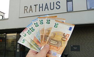 Die Stadt muss viel Geld in die Hand nehmen, um geplante Investitionen zu verwirklichen. Gleichzeitig stehen die Haushälter aber unter dem Gebot strikter Sparsamkeit, damit die Stadt nicht in die „Haushaltssicherung" abrutscht. - Hajo Gärtner