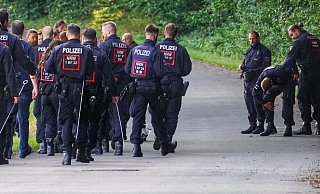 Die Polizisten auf dem Rückweg aus dem Wald. Die Suche nach dem Vermissten aus Barntrup wurde am Donnerstagabend zunächst eingestellt. - FreitagTV Die Polizisten auf dem Rückweg aus dem Wald. Die Suche nach dem Vermissten aus Barntrup wurde am Donnerstagabend zunächst eingestellt. - FreitagTV