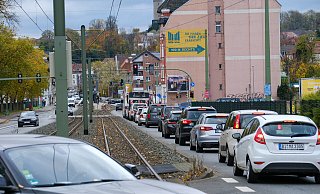 In der Mittagszeit staut sich der Verkehr in Richtung Innenstadt auf der Artur-Ladebeck-Straße. - Andreas Zobe In der Mittagszeit staut sich der Verkehr in Richtung Innenstadt auf der Artur-Ladebeck-Straße. - Andreas Zobe