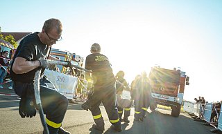 Die Bergungsgruppe vom THW Lemgo stemmt sich mit allem was sie hat gegen den 14,5 Tonnen schweren Unimog. - FreitagTV Die Bergungsgruppe vom THW Lemgo stemmt sich mit allem was sie hat gegen den 14,5 Tonnen schweren Unimog. - FreitagTV