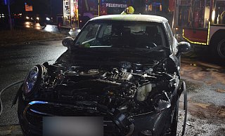 Schwerer Verkehrsunfall in Herford: An der Kreuzung Bünder Straße / B61 ist am Montag ein Mann schwer verletzt worden. Eine andere Autofahrerin hatte ihm mit ihrem Mini (Foto) laut Polizei die Vorfahrt genommen und ist ungebremst in sein Fahrzeug gekracht. - Polizei Herford Schwerer Verkehrsunfall in Herford: An der Kreuzung Bünder Straße / B61 ist am Montag ein Mann schwer verletzt worden. Eine andere Autofahrerin hatte ihm mit ihrem Mini (Foto) laut Polizei die Vorfahrt genommen und ist ungebremst in sein Fahrzeug gekracht. - Polizei Herford