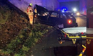 Aus bisher ungekl&auml;rter Ursache kollidierte ein BMW Kombi im Bereich der Autobahn&uuml;berf&uuml;hrung mit der Br&uuml;cke. - Feuerwehr Paderborn