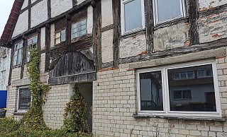 Einstmals ein stolzes Ackerbürgerhaus - heute ein verfallendes Denkmal. Um Abriss oder Erhalt dieses Hauses in der Hinteren Straße 4 in Alverdissen streiten Stadt und die Denkmalbehörde in Münster seit Jahren. - Sylvia Frevert