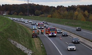 Der Verkehr staute sich auf der A33 über mehrere Kilometer zurück, nachdem sich ein Pkw-Fahrer mit seinem Volvo überschlagen hatte. - Charlotte Mahncke Der Verkehr staute sich auf der A33 über mehrere Kilometer zurück, nachdem sich ein Pkw-Fahrer mit seinem Volvo überschlagen hatte. - Charlotte Mahncke
