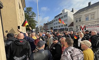Vor und im Gebäude blockieren Anhänger von Tim Kellner beim ersten Prozess im Herbst 2023 den Zugang zu den Detmolder Justizgebäuden. - Silke Buhrmester Vor und im Gebäude blockieren Anhänger von Tim Kellner beim ersten Prozess im Herbst 2023 den Zugang zu den Detmolder Justizgebäuden. - Silke Buhrmester