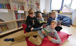Ben (vorne), Neven, Marie, Peter und Valentin (hinten) möchten auf jeden Fall Mitglied im Leseclub werden. - Jost Wolf