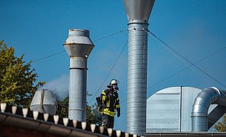 Bei einem Lackierbetrieb in Lieme hat es gebrannt. Die Feuerwehr ging über das Dach vor. - FREITAG-TV