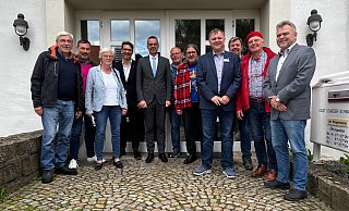 Wollen gemeinsam das Kulturerbe stärken: Heinz-Jürgen Ridder (Schwalenberger Schützengesellschaft), Marcus Rohde (Bürgerstiftung Schwalenberg), Sabine Eichmann van der Heyden (Wirtschaftsinitiative Schieder-Schwalenberg), Roman Weber (Lippischer Heimatbund), Bürgermeister Jörg Bierwirth, Fritz Beckmann (Schwalenberger Brauzunft) Andreas Wellmann (Kelter- & Kulturverein), Swen Horstmann (Stadt Schieder-Schwalenberg), André Eikermann (Trachtengilde Schwalenberg), Josef Kirchhoff (Heimat- & Verkehrsverein Schwalenberg) und Frank Ehlert (von links). - Stadt Schieder-Schwalenberg
