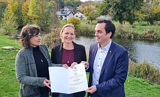 Die staatliche Anerkennung als Erholungsort, die Dezernentin Marion Schostag-Grondorf (von links) jetzt Projektleiterin Carolin Nasse und Bürgermeister Torben Blome per Urkunde für ganz Lügde attestierte, macht die beiden stolz. - Marianne Schwarzer Die staatliche Anerkennung als Erholungsort, die Dezernentin Marion Schostag-Grondorf (von links) jetzt Projektleiterin Carolin Nasse und Bürgermeister Torben Blome per Urkunde für ganz Lügde attestierte, macht die beiden stolz. - Marianne Schwarzer