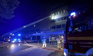 Eine Drehleiter der Freiwilligen Feuerwehr Bad Salzuflen wurde vor dem Bad Salzufler Rathaus in Stellung gebracht. Im Keller des Gebäudes konnte der Brandherd gefunden werden. Das Feuer wurde abgelöscht und der Schutt durch die Kräfte ins Freie gebracht. Foto: Daniel Hobein / Feuerwehr Bad Salzuflen - Feuerwehr Bad Salzuflen Eine Drehleiter der Freiwilligen Feuerwehr Bad Salzuflen wurde vor dem Bad Salzufler Rathaus in Stellung gebracht. Im Keller des Gebäudes konnte der Brandherd gefunden werden. Das Feuer wurde abgelöscht und der Schutt durch die Kräfte ins Freie gebracht. Foto: Daniel Hobein / Feuerwehr Bad Salzuflen - Feuerwehr Bad Salzuflen