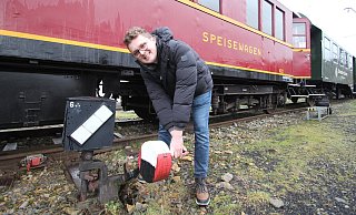 Er ist an den Schaltstellen für den Schlemmerexpress der Landeseisenbahn: Jan-Philipp Tönebön kümmert sich darum, dass bei der Fahrt am 16. März alles rundläuft. Hier fasst er fürs Foto einen Weichenhebel an. - Jens Rademacher Er ist an den Schaltstellen für den Schlemmerexpress der Landeseisenbahn: Jan-Philipp Tönebön kümmert sich darum, dass bei der Fahrt am 16. März alles rundläuft. Hier fasst er fürs Foto einen Weichenhebel an. - Jens Rademacher