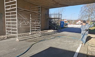 Sorgt für eine zweiwöchige Sperrung der Begaer Straße: die Brückensanierung am Ortsausgang von Alverdissen. - Sylvia Frevert