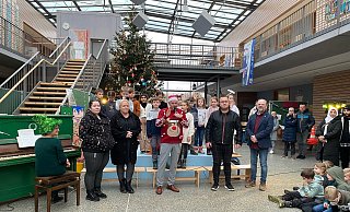 Schulleiter Thomas Grundmann (Bildmitte) bedankt sich in Gegenwart von Vertretern von drei Vereinen, die Spenden erhalten haben, bei den Schülerinnen und Schülern für ihren Einsatz für den guten Zweck. - Grundschule Knetterheide