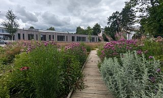 Das B&uuml;rgerbegegnungszentrum mit seinem Klimapark am Schulzentrum Hohenhausen ist im September Schauplatz einer Informationsveranstaltung zu klimafreundlicher W&auml;rmeversorgung. - Gemeinde Kalletal