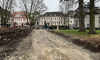Der Bagger hat sich seinen Weg über den Schlossplatz geebnet. Der Durchgang zur Langen Straße (hinten im Bild) ist gesperrt. - Jana Beckmann