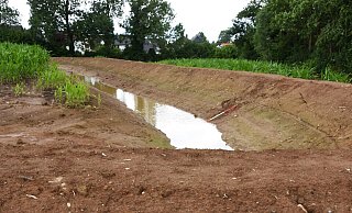 Entlang des Klüter Bachs hat die Stadt zum Schutz vor Hochwasser einen Wall mit Auffangmulde angelegt, der Regenwasser davon abhalten soll, ungebremst in die Ortschaft zu strömen. - Raphael Bartling Entlang des Klüter Bachs hat die Stadt zum Schutz vor Hochwasser einen Wall mit Auffangmulde angelegt, der Regenwasser davon abhalten soll, ungebremst in die Ortschaft zu strömen. - Raphael Bartling