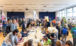 1600 Kinder, deren Eltern sowie Fachkräfte aus lippischen Kitas und Grundschulen experimentieren beim "Mint-machen" in der Phoenix Contact Arena. - Lippe Bildung