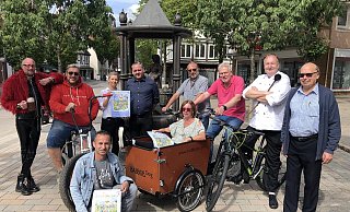 Freuen sich auf die Gäste der Sommer-Radl-Sause: (von links) Uwe Ortmann ("Anno"), Mark-Oliver Weiß (Gastronomie am "Hortus Vitalis"), Musti Sahin (Asper Treffpunkt), Sarah Rodenkirchen und Hasan Agyar ("Blank Bar"), Annette und Dieter Göllner ("Zur Kate"), Jupp Westfeld ("Lebenslang"), Stefan Stock (Gasthaus Rickmeyer) und Ralf Stakelbeck ("Salzestuben"). - Thomas Reineke Freuen sich auf die Gäste der Sommer-Radl-Sause: (von links) Uwe Ortmann ("Anno"), Mark-Oliver Weiß (Gastronomie am "Hortus Vitalis"), Musti Sahin (Asper Treffpunkt), Sarah Rodenkirchen und Hasan Agyar ("Blank Bar"), Annette und Dieter Göllner ("Zur Kate"), Jupp Westfeld ("Lebenslang"), Stefan Stock (Gasthaus Rickmeyer) und Ralf Stakelbeck ("Salzestuben"). - Thomas Reineke